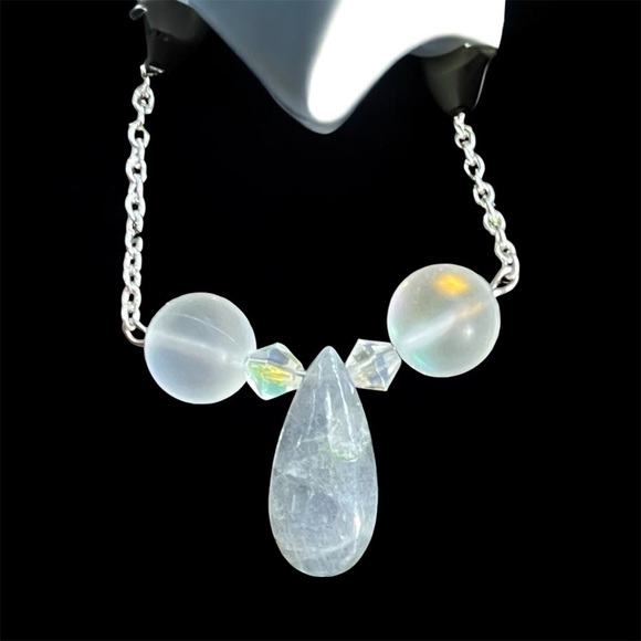 Handmade Jewelry - Handmad Silver Necklace with 13 ctw Labradorite pendant and Moonstone beads.